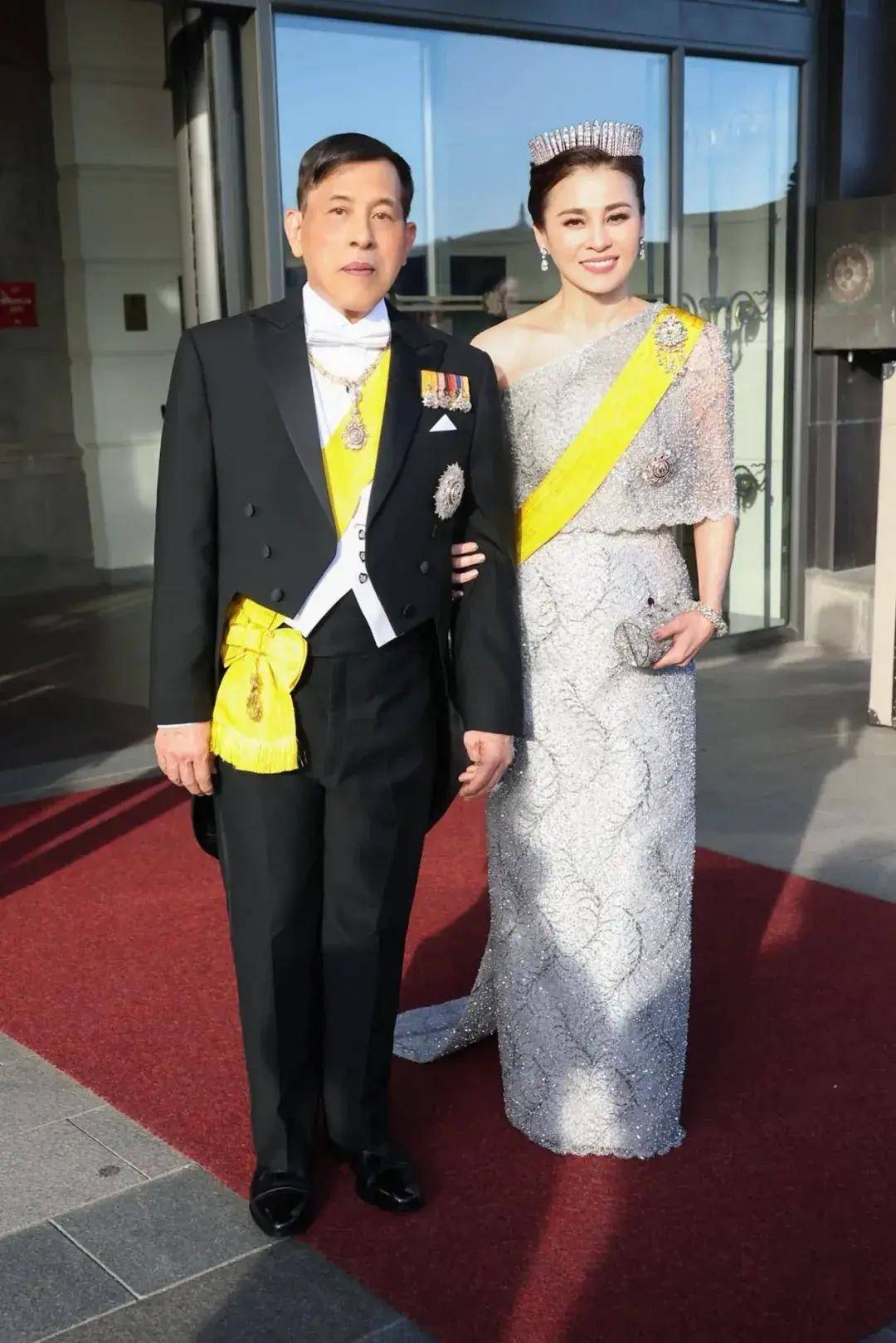 王室云集！泰国国王赴瑞典祝寿，王后造型意外抢镜